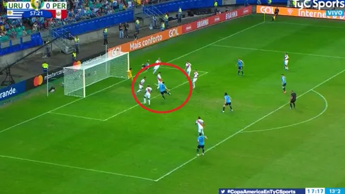 Le dio a una nube: a Godín le quedó el balón casi en el área chica y le pegó como peor pudo