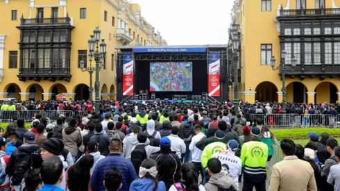 A la distancia los hinchas de la Bicolor siguen alentando al equipo de Gareca