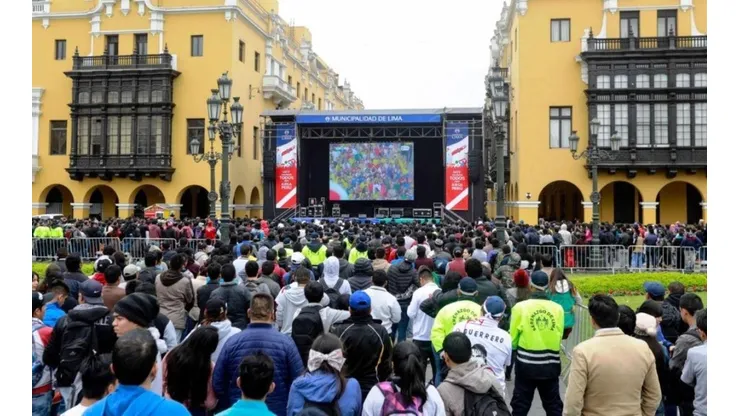 A la distancia los hinchas de la Bicolor siguen alentando al equipo de Gareca