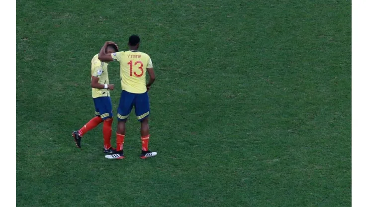 Yerry Mina y el apoyo a William Tesillo por su penal errado.