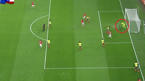 ¡Tu, tranquilo! Espectacular doble atajada de David Ospina contra Chile