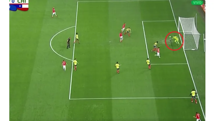 ¡Tu, tranquilo! Espectacular doble atajada de David Ospina contra Chile