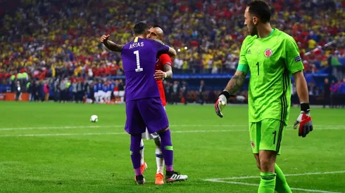 Foto de Arturo Vidal abranzo al portero Arias.