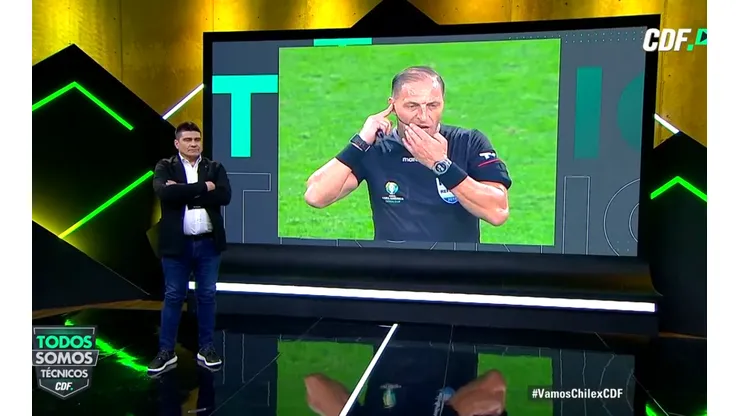 Foto del periodista hablando en su programa.