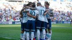 Todos los jugadores de Argentina festejan el primer gol. (Getty)