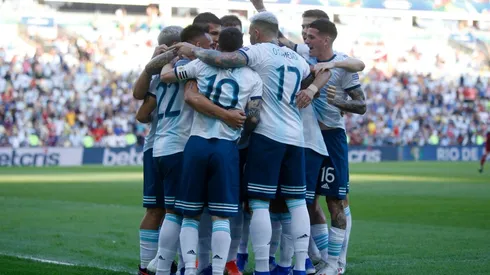 Todos los jugadores de Argentina festejan el primer gol. (Getty)