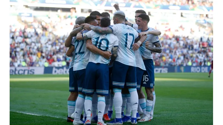 Todos los jugadores de Argentina festejan el primer gol. (Getty)