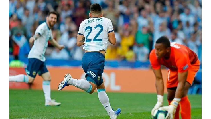 ¿Real o fake? El fotón de Lautaro Martínez con una bandera que tenía un mensaje para Messi