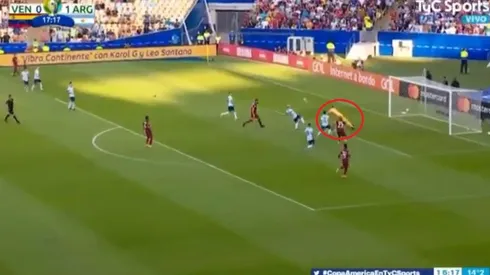 La salida de Franco Armani con los puños.