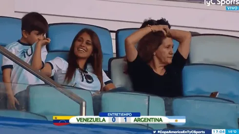 Empieza a sentir los colores: Thiago Messi no paró de besarse el escudo de la Selección Argentina