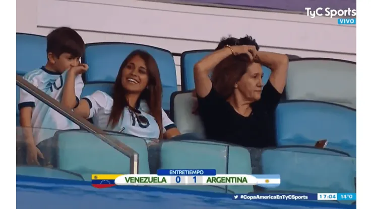 Empieza a sentir los colores: Thiago Messi no paró de besarse el escudo de la Selección Argentina