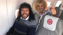 Valderrama junto a Higuita en el avión.
