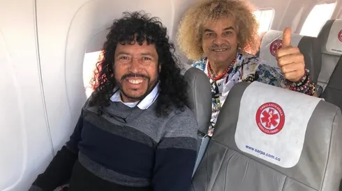 Valderrama junto a Higuita en el avión.