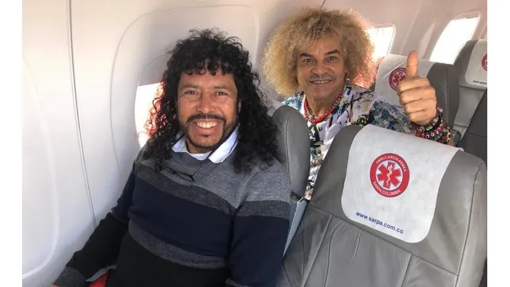 Valderrama junto a Higuita en el avión.