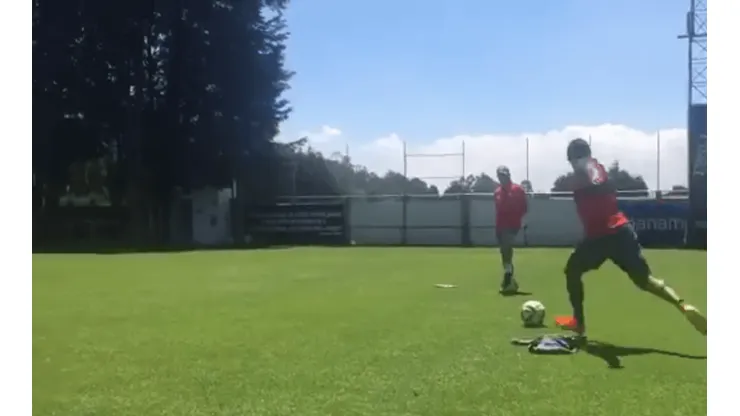 Un maestro: Felipe Pardo colgó del ángulo dos tiros libres seguidos en el entrenamiento del Toluca