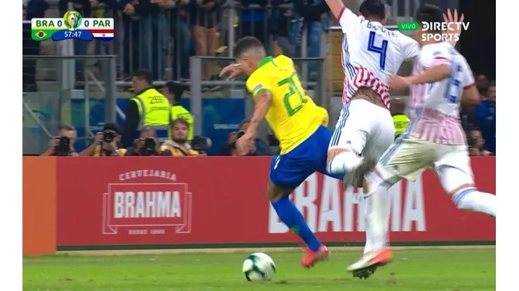 El VAR te da y te quita: le sacó un penal a Brasil pero le echó un jugador a Paraguay