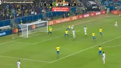 Enorme atajada de Alisson.