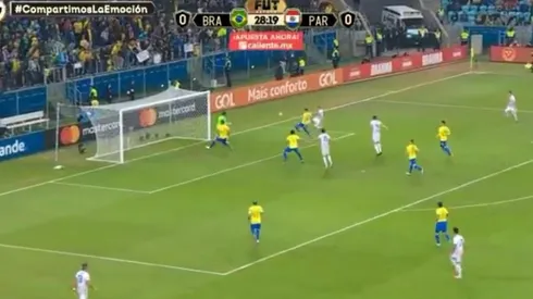 Enorme atajada de Alisson.
