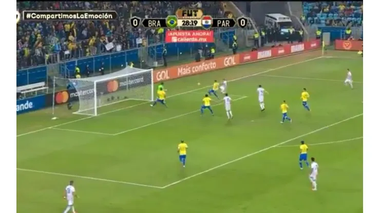 Enorme atajada de Alisson.