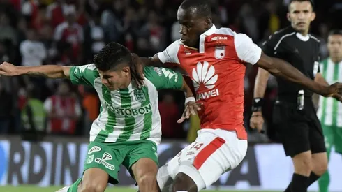 Baldomero Perlaza en juego contra Atlético Nacional.