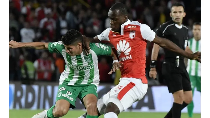 Baldomero Perlaza en juego contra Atlético Nacional.