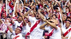 Hinchas peruanos hicieron un banderazo durante la última práctica de la Bicolor