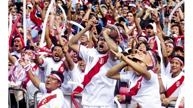 Hinchas peruanos hicieron un banderazo durante la última práctica de la Bicolor