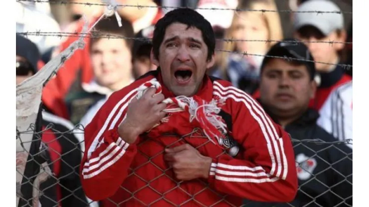 Diario Olé encontró al hincha de River protagonista de una de las fotos más famosas del descenso