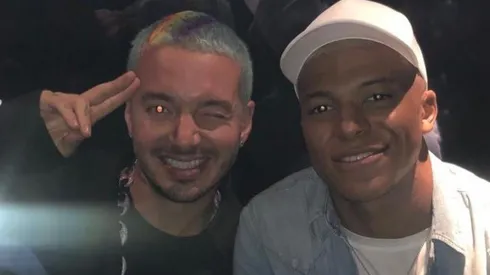 J Balvin junto con Kylian Mbappé.