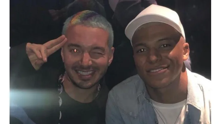 J Balvin junto con Kylian Mbappé.