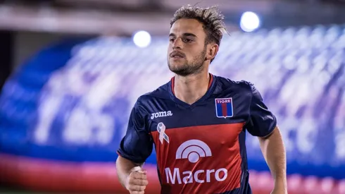 Lucas Menossi con la camiseta de Tigre.