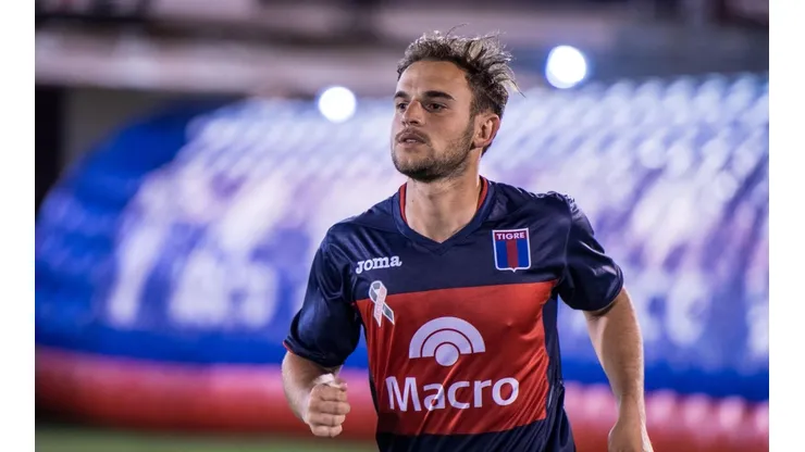 Lucas Menossi con la camiseta de Tigre.