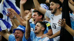 Hinchas uruguayos le cantan a los chilenos en un tren en Brasil: "El pisco es peruano"