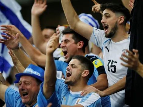 Hinchas uruguayos le cantan a los chilenos en un tren en Brasil: "El pisco es peruano"