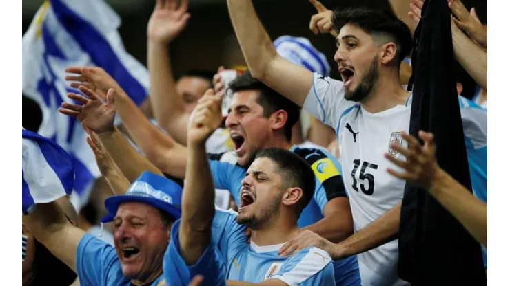 Hinchas uruguayos le cantan a los chilenos en un tren en Brasil: "El pisco es peruano"