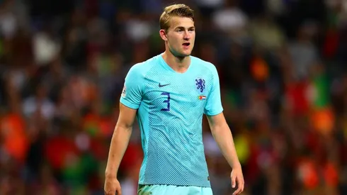 Matthijs de Ligt jugando para el seleccionado holandés.