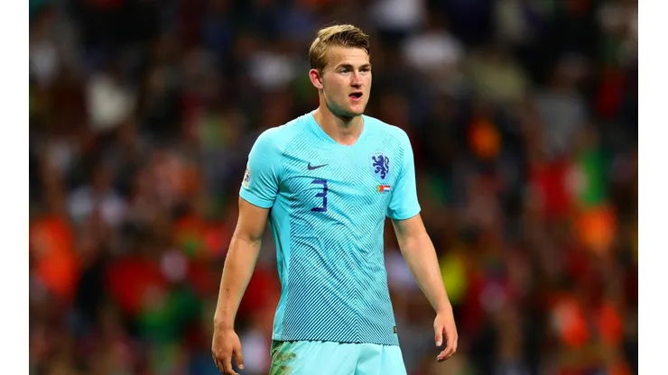 Matthijs de Ligt jugando para el seleccionado holandés.