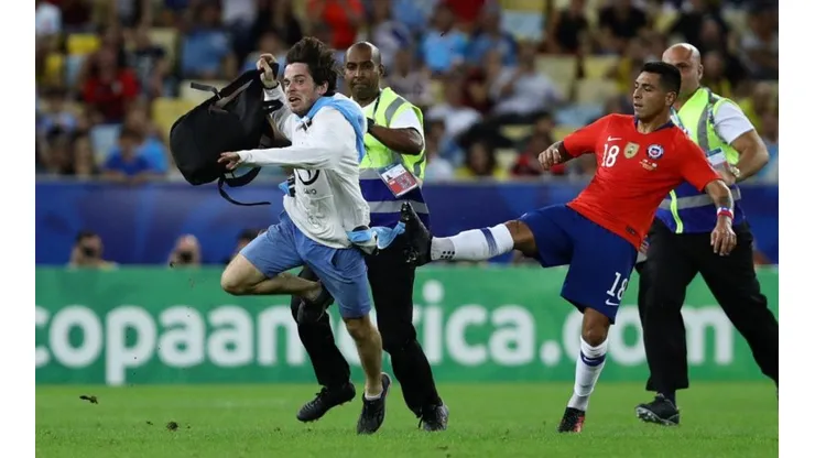 Reinaldo Rueda lanzó más leña al debate y defendió a Jara por su patada al hincha