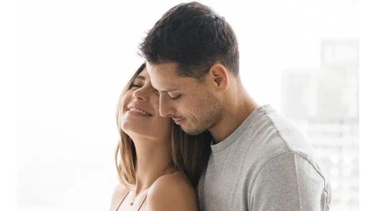 Hermosos: la novia de Chicharito y una foto muy tierna junto a su bebé