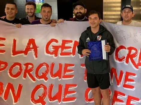 En Estados Unidos, a Gallardo le llevaron una bandera con una de sus mejores frases