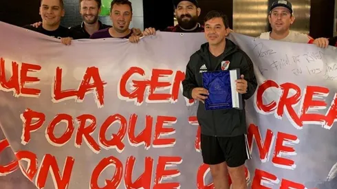 Marcelo Gallardo junto a su bandera.