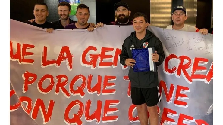Marcelo Gallardo junto a su bandera.