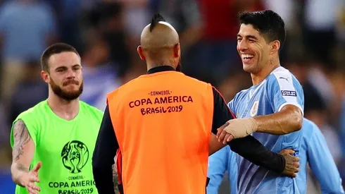 Foto de Arturo Vidal hablando con Luis Suárez.