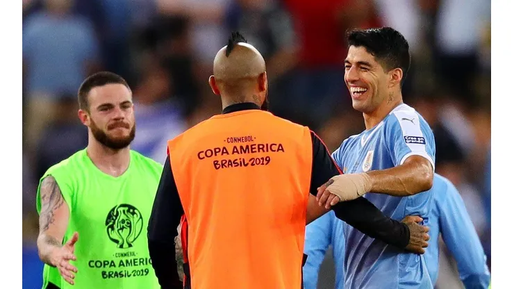 Foto de Arturo Vidal hablando con Luis Suárez.