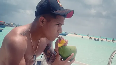 Las vacaciones de Cucho Hernández en Modo Cristiano Ronaldo