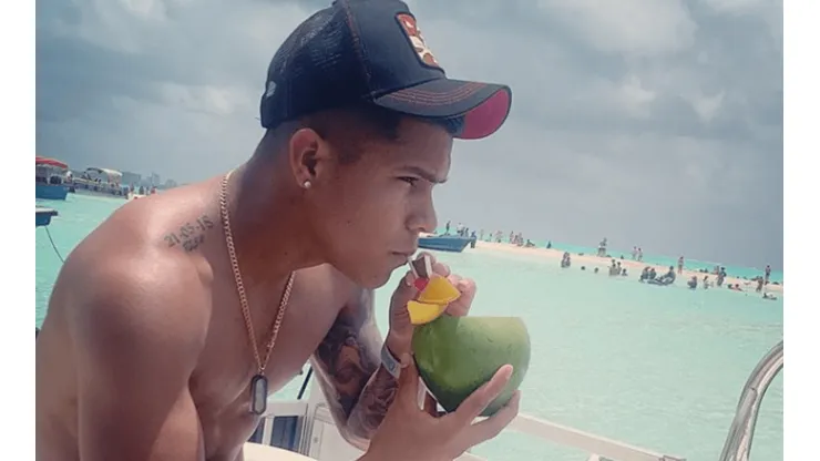 Las vacaciones de Cucho Hernández en Modo Cristiano Ronaldo