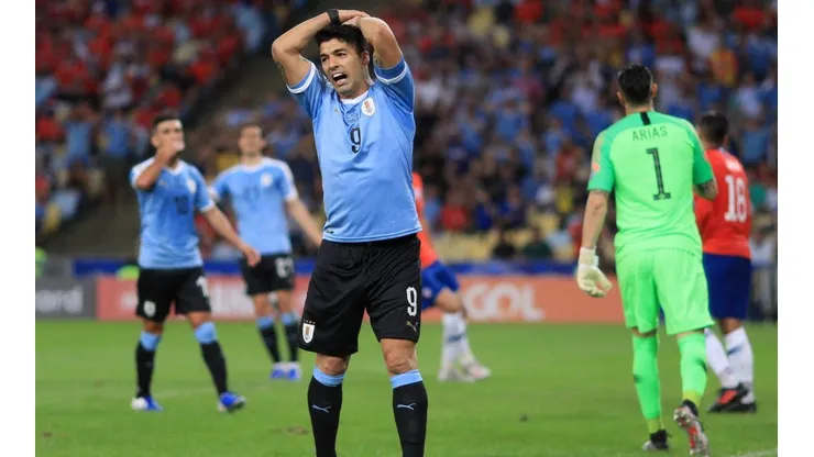 Un loco lindo: Luis Suárez pidió una mano adentro del área ¡del arquero de Chile!