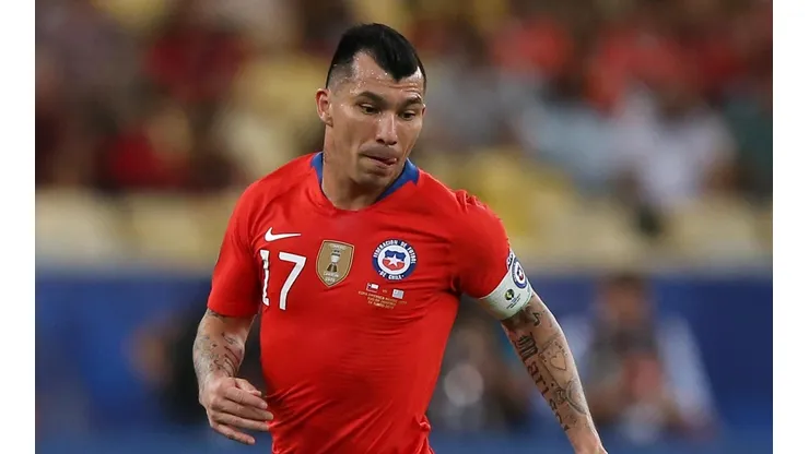 Gary Medel durante el duelo ante Uruguay.