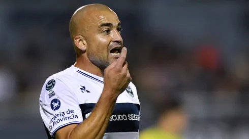 Santiago Silva con la camiseta de Gimnasia.