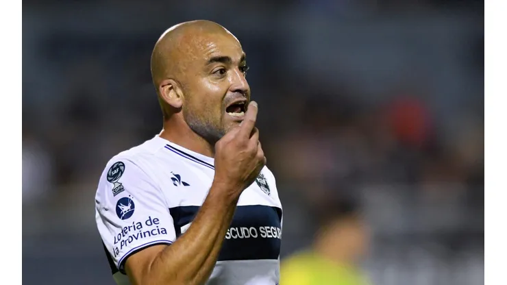 Santiago Silva con la camiseta de Gimnasia.